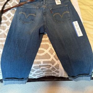 Levi’s 515 Women's Denim Capri’s  - Size 12 NWT and includes belt.